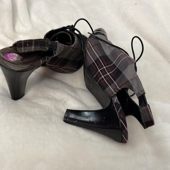 Black lace up heels - Picture 4 of 11